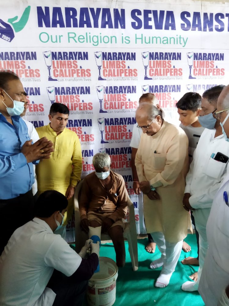 गुजरात सरकार के पूर्व शिक्षा मंत्री ने आर्टीफिशियल लिम्ब कैंप में नारायण सेवा संस्थान के योगदान की सराहना की