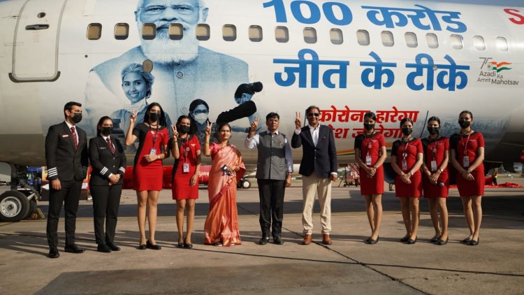 स्पाइसजेट ने एयरक्राफ्ट के लिये एक खास लिवरी का अनावरण कर भारत में 100 करोड़ कोविड-19 वैक्सीनेशन होने का जश्नन मनाया