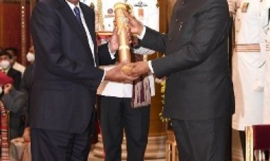 टीवीएस मोटर कंपनी के चेयरमैन श्री वेणु श्रीनिवासन को व्यापार और उद्योग के क्षेत्र में उनके योगदान के लिए पद्म भूषण पुरस्कार से सम्मानित किया गया