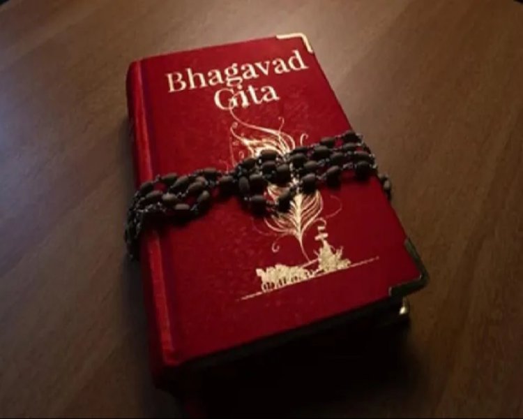 हिजाब के बाद कर्नाटक में अब स्कूल में गीता पढ़ाने को लेकर बहस, जानिए क्या है पूरा मामला.