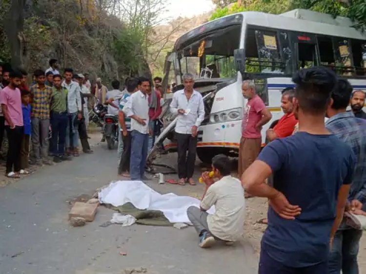 टक्कर के बाद 10 फीट रिवर्स में गई बस: ट्रेलर से आमने-सामने की हुई भिड़ंत, पेड़ से जाकर टकराई; बस चालक की मौत