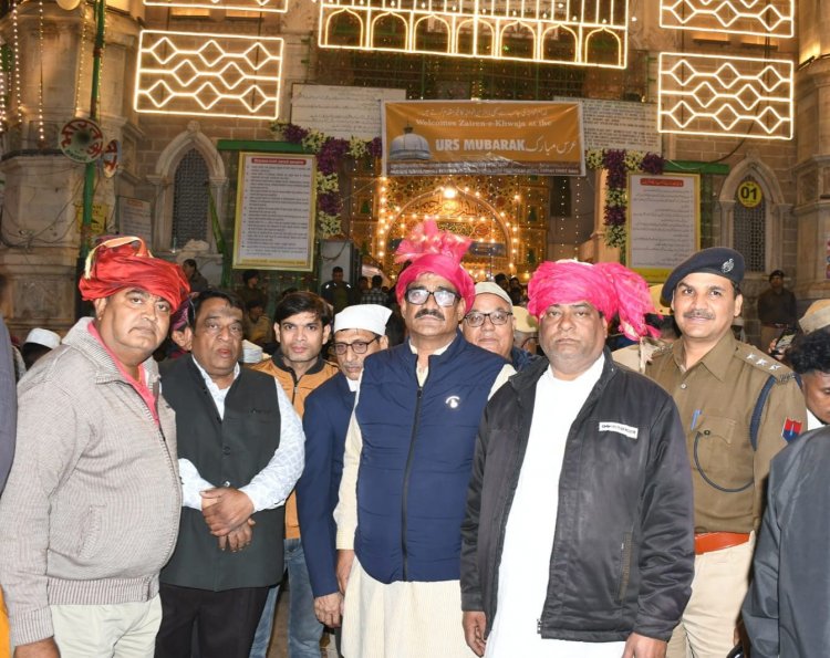 पुर्व मुख्यमंत्री अशोक गहलोत की चादर पेश 